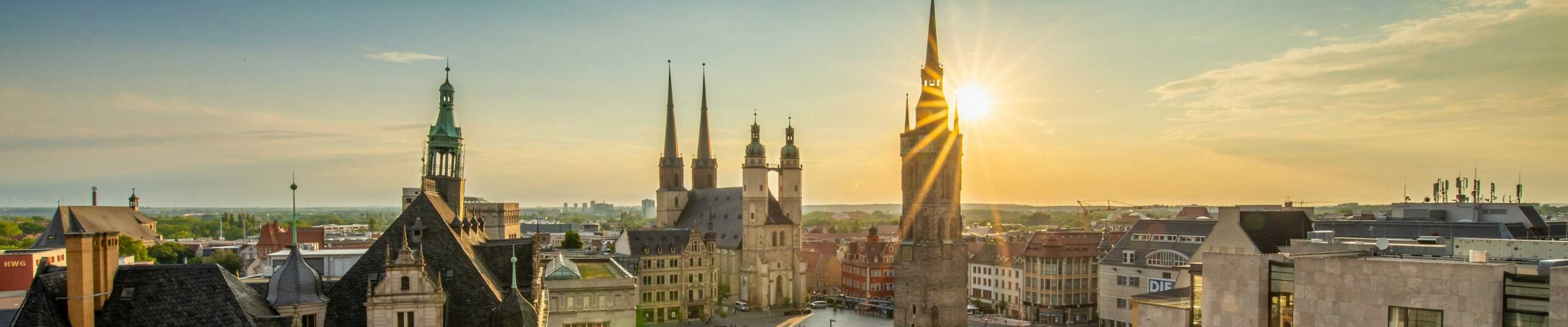 Marktplatz von Halle aus der Vogelperspektive bei Sonnenaufgang