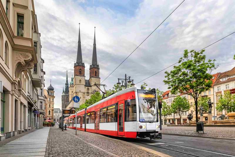 Straßenbahn auf dem Hallmarkt in Halle